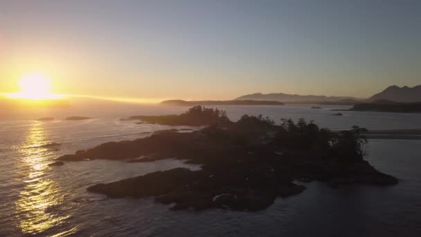 Luchtfoto Van Prachtige Kust Stille Oceaan Tijdens Een Zomer Sunrise — Stockvideo