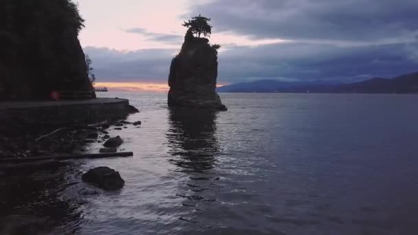 스탠리 밴쿠버 브리티시 컬럼비아 캐나다에서에서 유명한 Siwash 바위의 화려하 역동적인 — 비디오
