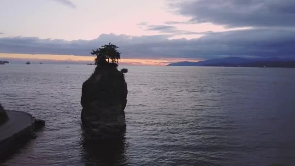 Vue aérienne du célèbre rocher Siwash dans le parc Stanley, Vancouver, Colombie-Britannique, Canada. Pris lors d'un coucher de soleil nuageux coloré et vibrant .