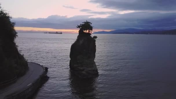 加拿大不列颠哥伦比亚省温哥华斯坦利公园著名的 Siwash 岩石鸟瞰图 在五彩缤纷的多云夕阳中拍摄 — 图库视频影像