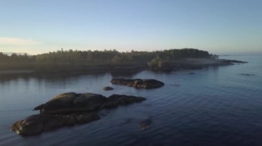 Howe etrafı dağlarla çevrili bir renkli yaz gün batımı sırasında ses güzel doğal manzara havadan görünümü. Porteau Cove, Kuzey Vancouver, British Columbia, Kanada çekilen video. 4k