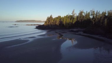 Howe etrafı dağlarla çevrili bir renkli yaz gün batımı sırasında ses güzel doğal manzara havadan görünümü. Porteau Cove, Kuzey Vancouver, British Columbia, Kanada çekilen video. 4k
