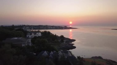 Havadan görünümü güzel bir Pasifik Okyanusu sahne ile kayalık sahil üstünde lüks evler. Sermaye Şehir Victoria içinde Vancouver Adası, British Columbia, Kanada, gündoğumu sırasında alınan.