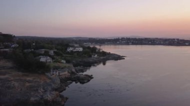 Havadan görünümü güzel bir Pasifik Okyanusu sahne ile kayalık sahil üstünde lüks evler. Sermaye Şehir Victoria içinde Vancouver Adası, British Columbia, Kanada, gündoğumu sırasında alınan.
