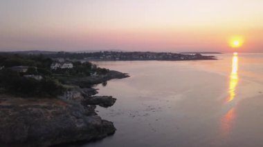 Havadan görünümü güzel bir Pasifik Okyanusu sahne ile kayalık sahil üstünde lüks evler. Sermaye Şehir Victoria içinde Vancouver Adası, British Columbia, Kanada, gündoğumu sırasında alınan.