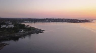 Havadan görünümü güzel bir Pasifik Okyanusu sahne ile kayalık sahil üstünde lüks evler. Sermaye Şehir Victoria içinde Vancouver Adası, British Columbia, Kanada, gündoğumu sırasında alınan.