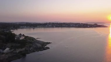 Havadan görünümü güzel bir Pasifik Okyanusu sahne ile kayalık sahil üstünde lüks evler. Sermaye Şehir Victoria içinde Vancouver Adası, British Columbia, Kanada, gündoğumu sırasında alınan.