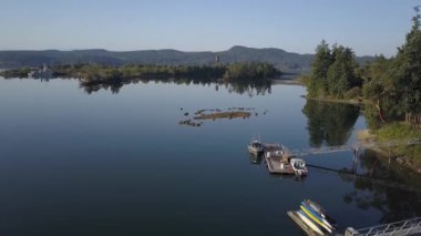 Strathcona Park ve gri taş ada Deep Cove, North Vancouver, British Columbia, Kanada hava görünümünü. Bir bulutlu bahar günü sırasında alınan.