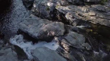  kayalık bir mağarada, Huson mağaralarda, Kanadalı bir manzara içinde çalışan güzel nehir. Kuzey Vancouver Adası, British Columbia, Kanada çekilen video.