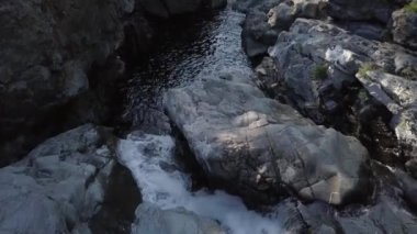  kayalık bir mağarada, Huson mağaralarda, Kanadalı bir manzara içinde çalışan güzel nehir. Kuzey Vancouver Adası, British Columbia, Kanada çekilen video.