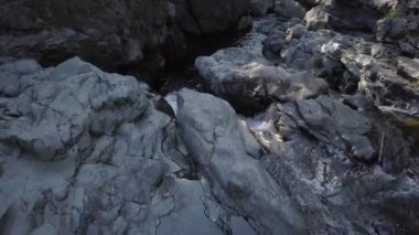  kayalık bir mağarada, Huson mağaralarda, Kanadalı bir manzara içinde çalışan güzel nehir. Kuzey Vancouver Adası, British Columbia, Kanada çekilen video.