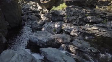  kayalık bir mağarada, Huson mağaralarda, Kanadalı bir manzara içinde çalışan güzel nehir. Kuzey Vancouver Adası, British Columbia, Kanada çekilen video.