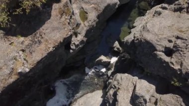 Hava 4 k dron görüntüleri Kanadalı bir manzara kayalık bir kanyonda içinde çalışan güzel bir nehir. Huson mağaralarda çekilen video. Kuzey Vancouver Adası, British Columbia, Kanada.