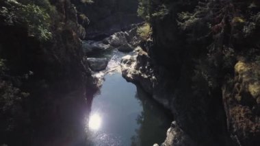 Hava 4 k dron görüntüleri Kanadalı bir manzara kayalık bir kanyonda içinde çalışan güzel bir nehir. Huson mağaralarda çekilen video. Kuzey Vancouver Adası, British Columbia, Kanada.