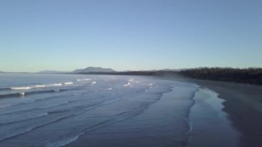Pasifik Okyanusu güzel kıyısında yaz gün doğumu sırasında hava görünümünü. Estevan ve Ucluelet Vancouver Adası, British Columbia, Kanada yakın çekilen video.