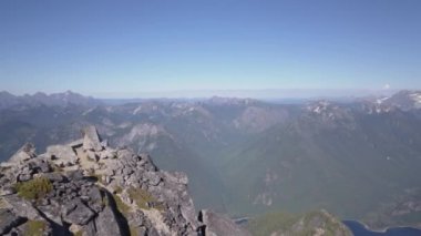 Havadan görünümü güzel Kanada dağ manzara parlak güneşli yaz gün boyunca. Alınan Chilliwack, East of Vancouver, British Columbia, Kanada.