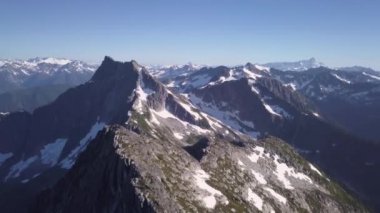 Havadan görünümü güzel Kanada dağ manzara parlak güneşli yaz gün boyunca. Alınan Chilliwack, East of Vancouver, British Columbia, Kanada.