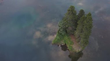 Hava manzaralı buzul Gölü'kayalık güzel Adaları dağlar içinde belgili tanımlık geçmiş. Garibaldi yakınındaki Squamish, Kuzey Vancouver, British Columbia, Kanada çekilmiş resim.