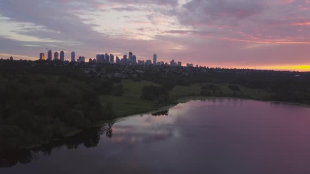Şehir Parkı Ile Kırmızı Renk Gök Renkli Canlı Bir Günbatımı — Stok video