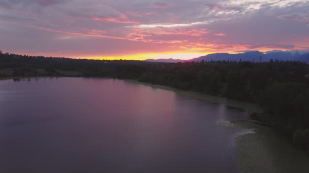 Piękne Ujęcia Jezioro Parku Miejskim Kolorowe Żywe Zachód Słońca Niebo — Wideo stockowe