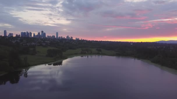 Imagens Aéreas Bonitas Lago Parque Cidade Durante Pôr Sol Colorido — Vídeo de Stock