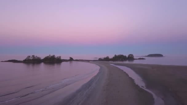 夏の日の出の間太平洋の美しい海岸の眺め トフィーノとユキュレットにあるバンクーバー島 ブリティッシュ コロンビア州 カナダの近くに撮影したビデオ — ストック動画