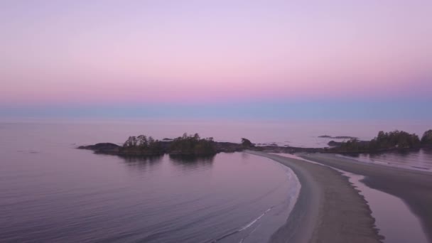 夏の日の出の間太平洋の美しい海岸の眺め トフィーノとユキュレットにあるバンクーバー島 ブリティッシュ コロンビア州 カナダの近くに撮影したビデオ — ストック動画