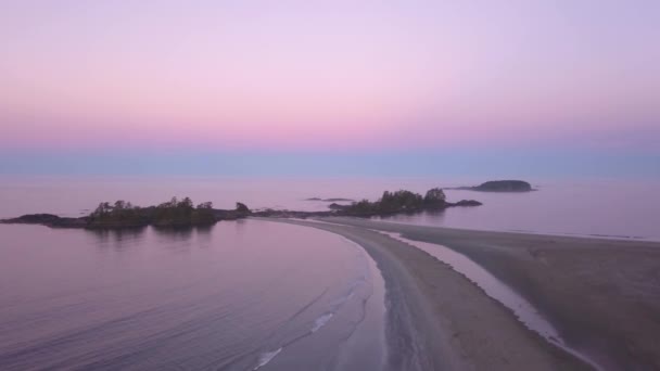 夏の日の出の間太平洋の美しい海岸の眺め トフィーノとユキュレットにあるバンクーバー島 ブリティッシュ コロンビア州 カナダの近くに撮影したビデオ — ストック動画