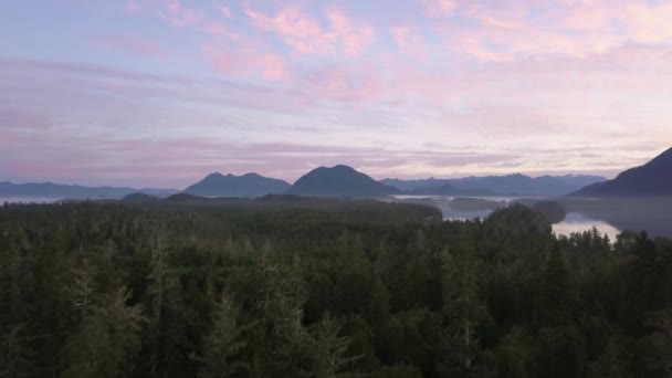 鸟瞰美丽的自然景观的豪声周围的山脉在丰富多彩的夏日日落 视频拍摄在 Porteau 温哥华北部 不列颠哥伦比亚省 加拿大 — 图库视频影像
