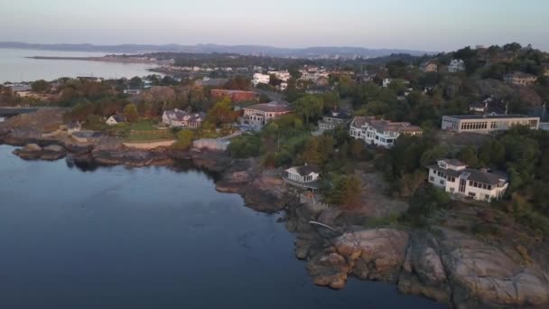 鸟瞰的豪华住宅在岩石岸边的美丽的太平洋景色 在首都维多利亚 温哥华岛 不列颠哥伦比亚省 加拿大 在日出期间 — 图库视频影像