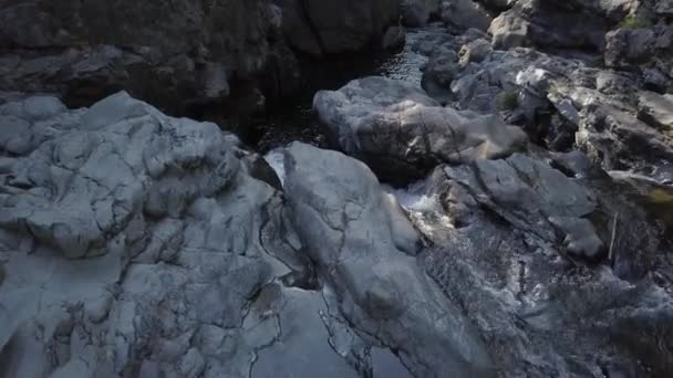 Belle Rivière Qui Coule Intérieur Une Grotte Rocheuse Les Grottes — Video