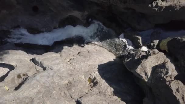 ドローンの映像美しい川カナダの風景で岩が多い峡谷の中を実行しています Huson 洞窟で撮った映像 北バンクーバーの島 ブリティッシュ コロンビア カナダ — ストック動画