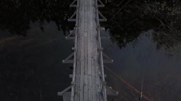 沼沢湖を渡って森の中にハイキングする人のための木製の橋の空撮 Brohm 湖で撮影ウィスラー バンクーバー カナダの北のスカーミッシュの間の娯楽サイト — ストック動画