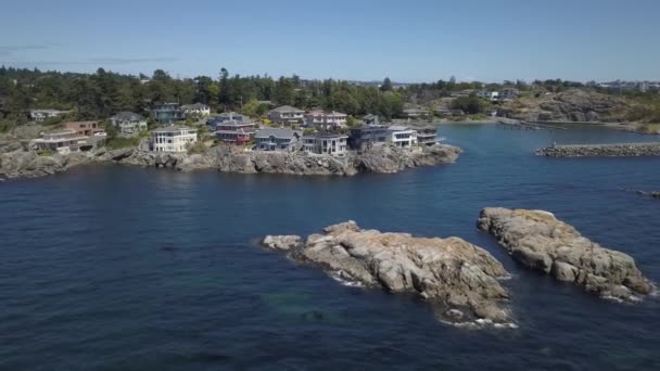 Vue aérienne des maisons de luxe au sommet de la côte rocheuse avec une belle scène de l'océan Pacifique. Prise dans la capitale Victoria, île de Vancouver, Colombie-Britannique, Canada, au lever du soleil .