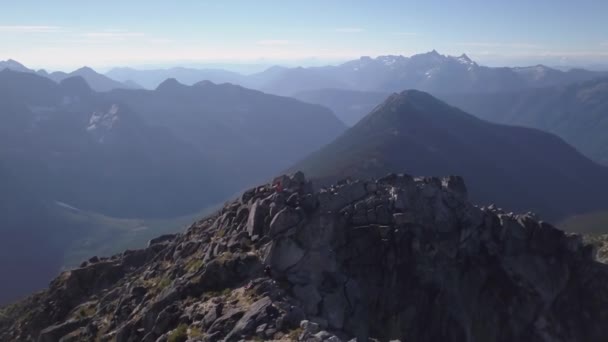 Vista Aérea Bela Paisagem Montanhosa Canadense Durante Dia Ensolarado Verão — Vídeo de Stock