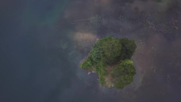 Aerial Krajobraz Widok Piękne Skaliste Wyspy Jezioro Polodowcowe Górami Tle — Wideo stockowe