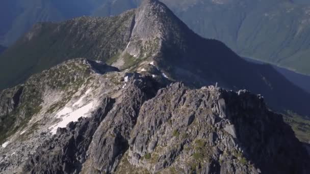 Vista Aérea Del Hermoso Paisaje Montañoso Canadiense Durante Brillante Día — Vídeos de Stock