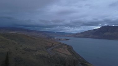 Hava 4 k dron görüntüleri Kanada manzara karanlık ve kasvetli sabah erken sırasında. Alınan Rock Bay deniz, Kuzey Vancouver Adası, British Columbia, Kanada.