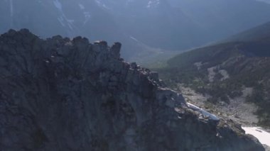 Havadan görünümü güzel Kanada dağ manzara parlak güneşli yaz gün boyunca. Alınan Chilliwack, East of Vancouver, British Columbia, Kanada.