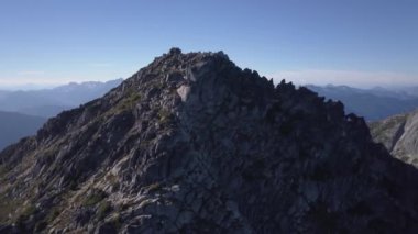 Havadan görünümü güzel Kanada dağ manzara parlak güneşli yaz gün boyunca. Alınan Chilliwack, East of Vancouver, British Columbia, Kanada.