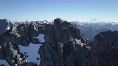 Havadan görünümü güzel Kanada dağ manzara parlak güneşli yaz gün boyunca. Alınan Chilliwack, East of Vancouver, British Columbia, Kanada.