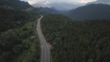 Bir bulutlu gün boyunca dağları arasında Vadisi'nde manzaralı bir yoldan hava görünümünü. Pemberton ve Lillooet, Vancouver, British Columbia, Kanada kuzeyindeki arasındaki Duffey Gölü yol üzerinde gerçekleştirilen.