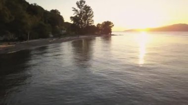 Sahilde güzel havadan görünümü bir canlı yaz günbatımı. İspanyol bankalar, Vancouver, British Columbia, Kanada alınan.