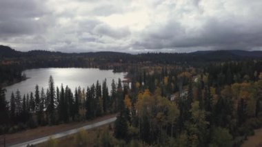 Doğal peyzaj dramatik gün doğumu sırasında hava 4 k dron görüntüleri. Kamloops, British Columbia, Kanada alınan.