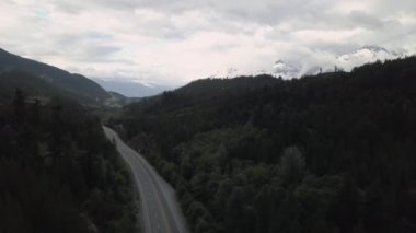 Hava 4 k dron görünümünü gökyüzü karayoluna dağlarla çevrili bir vadinin deniz kenarında güzel bir bakış. Whistler ve Squamish, Vancouver, Bc, Kanada kuzeyindeki arasında alınan.