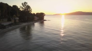 Sahilde güzel havadan görünümü bir canlı yaz günbatımı. İspanyol bankalar, Vancouver, British Columbia, Kanada alınan.