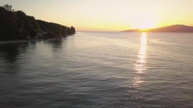 Sahilde güzel havadan görünümü bir canlı yaz günbatımı. İspanyol bankalar, Vancouver, British Columbia, Kanada alınan.