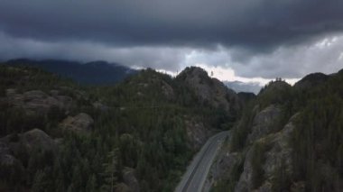 Havadan görünümü bulutlu gökyüzü ile bir yaz sabahı sırasında Kanada dağlarla çevrili bir güzel manzara otoyol rota üzerinde. Gökyüzü Hwy yakınındaki Whistler, Bc, Kanada için Denizde geçen.