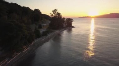 Sahilde güzel havadan görünümü bir canlı yaz günbatımı. İspanyol bankalar, Vancouver, British Columbia, Kanada alınan.