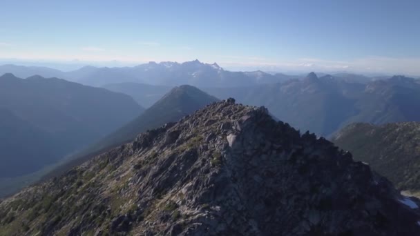 Vista Aérea Del Hermoso Paisaje Montañoso Canadiense Durante Brillante Día — Vídeo de stock